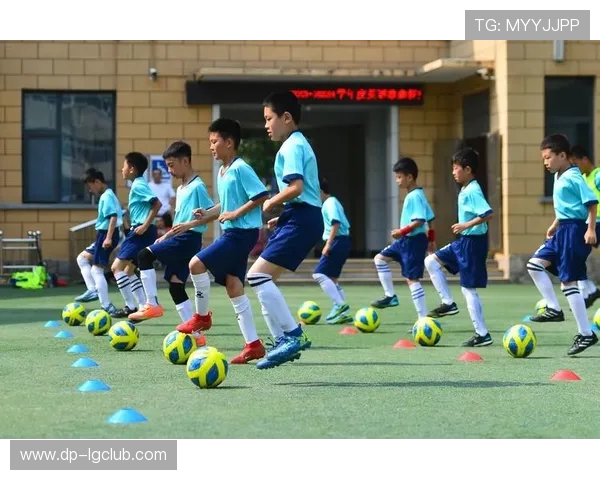 在课堂上放足球是否有助于学生身心发展与课堂氛围的改善